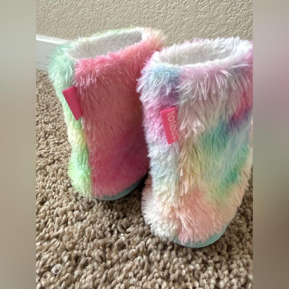 Totes Unicorn Faux Fur Rainbow Plush Slipper Boots | Kids 9–10 - Picture 3 of 6